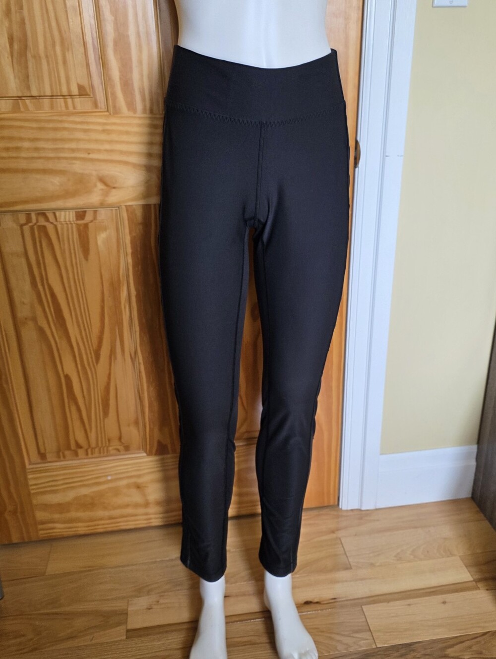 Lululemon Size 4 Black Wind Runner Pants
